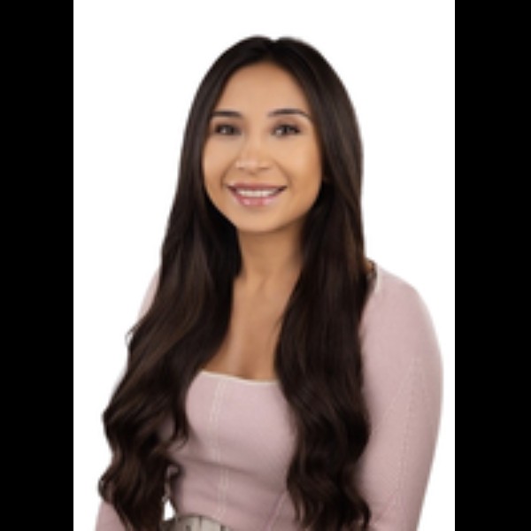 image of Daniela Valencia agent